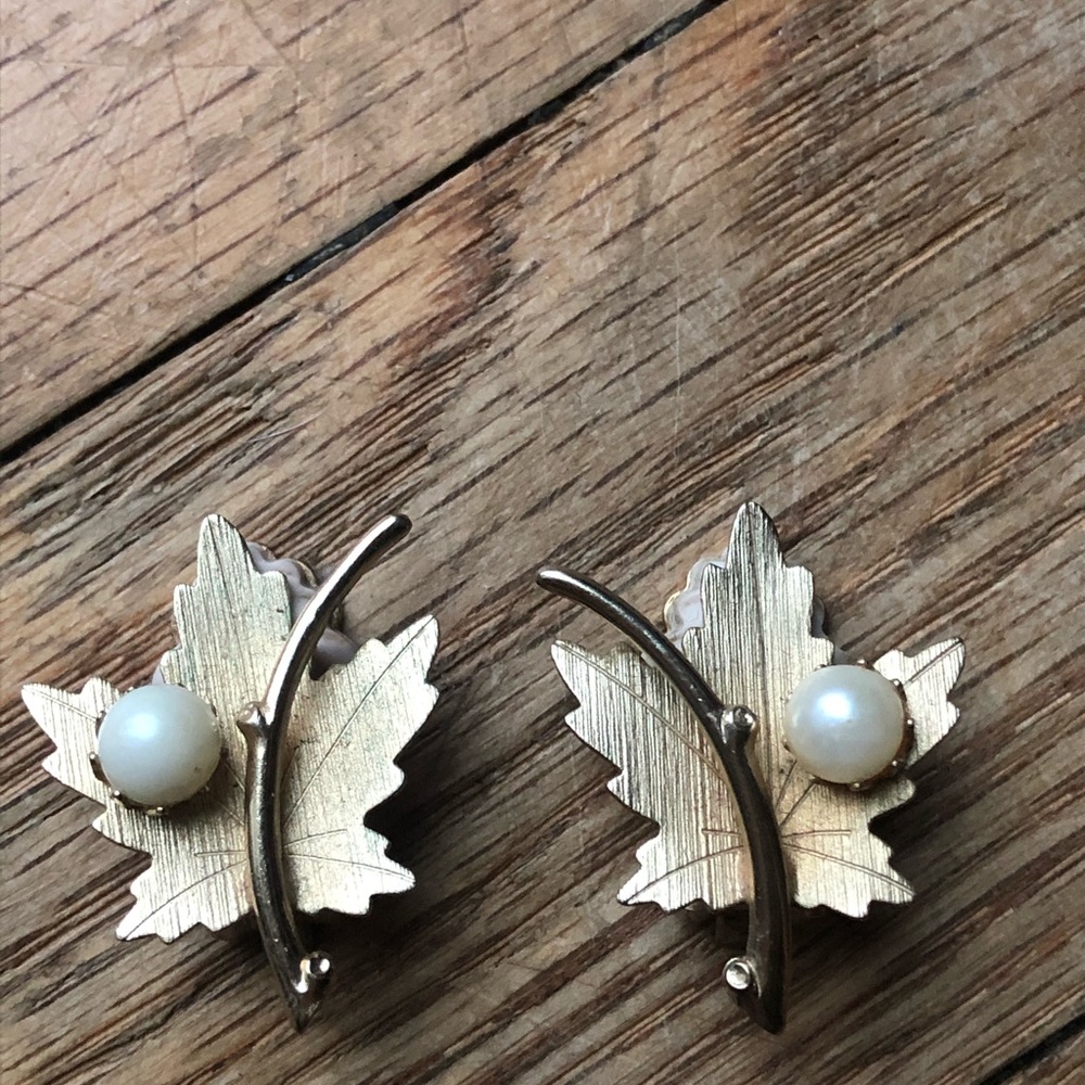 Vtg Sarah Coventry Leaf Faux Pearl Clip Earring